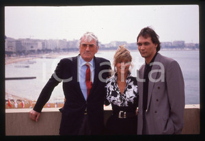 35mm vintage slide* 1989 FESTIVAL CANNES Jane FONDA Gregory PECK Jimmy SMITS  Diapositiva d'epoca, in formato 35 mm.                                                                   CONDIZIONI: GOODE' severamente vietata la riproduzione. Tutti i diritti sono riservati. ICharta mette in vendita, sul negozio eBay e in esclusiva sul sito "icharta" il proprio archivio composto da numerose diapositive e negativi fotografici d'epoca, tutti originali e autentici, che attraversano la storia del costume italiano tra gli la fine degli anni Sessanta e Novanta.Si tratta di uno sguardo inedito sull'attualit&agrave;, la politica, la vita quotidiana, il gossip e la cultura, che fotografa il cambiamento della nazione in quest'ultimo scorcio del XX secolo. Un'occasione unica per il mercato del collezionismo, che vede finalmente disponibile un archivio eccezionale per vastit&agrave;, tematiche e condizioni, in un settore (il negativo fotografico e la diapositiva) di assoluta novit&agrave; e dalle interessanti prospettive di investimento.  originale e autentica 1