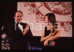 35mm vintage slide *1994 VENEZIA Carlo VERDONE premia Maria DE MEDEIROS 2  Diapositiva d'epoca, in formato 35 mm.Nella diapositiva appare Carlo Verdone che premial'attrice.                                                                       CONDIZIONI: GOODE' severamente vietata la riproduzione. Tutti i diritti sono riservati. ICharta mette in vendita, sul negozio eBay e in esclusiva sul sito "icharta" il proprio archivio composto da numerose diapositive e negativi fotografici d'epoca, tutti originali e autentici, che attraversano la storia del costume italiano tra gli la fine degli anni Sessanta e Novanta.Si tratta di uno sguardo inedito sull'attualit&agrave;, la politica, la vita quotidiana, il gossip e la cultura, che fotografa il cambiamento della nazione in quest'ultimo scorcio del XX secolo. Un'occasione unica per il mercato del collezionismo, che vede finalmente disponibile un archivio eccezionale per vastit&agrave;, tematiche e condizioni, in un settore (il negativo fotografico e la diapositiva) di assoluta novit&agrave; e dalle interessanti prospettive di investimento.  originale e autentica 1