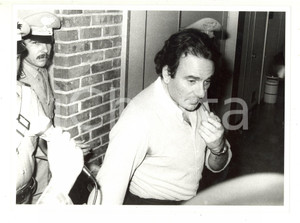 1986 Tribunale di MILANO - Francesco PAZIENZA con una pipa (1) - Foto 24x18 cm Fotografia di agenzia.La fotografia &egrave; stata scattata in occasione degli interrogatori a Francesco Pazienza, svoltisi a Milano nel 1986.CONDIZIONI: GFORMATO: 24x18 cm  originale e autentica 1