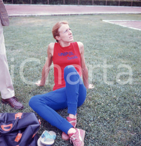 1970 ca BOLOGNA Donata GOVONI sul campo di allenamento DIAPOSITIVA ORIGINALE 6 Diapositiva originale a colori su pellicola.  E' SEVERAMENTE VIETATA LA RIPRODUZIONE.TUTTI I DIRITTI SONO RISERVATI.ICharta mette in vendita, sul negozio eBay e in esclusiva sul sito "icharta" il proprio archivio composto da numerose diapositive e negativi fotografici d'epoca, tutti originali e autentici.Si tratta di uno sguardo inedito sull'attualità, la politica, la vita quotidiana, il gossip e la cultura, che fotografa il cambiamento della nazione (e non solo) tra il 1890 ed il 1990 circa. Un'occasione unica per il mercato del collezionismo, che vede finalmente disponibile un archivio eccezionale per vastità, tematiche e condizioni, in un settore (il negativo fotografico e la diapositiva) di assoluta novità e dalle interessanti prospettive di investimento. CONDIZIONI:FAIR/discretoFORMATO: cm 6 x 6 originale e autentica 1