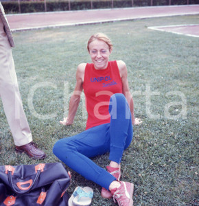 1970 ca BOLOGNA Donata GOVONI sul campo di allenamento DIAPOSITIVA ORIGINALE 7 Diapositiva originale a colori su pellicola.  E' SEVERAMENTE VIETATA LA RIPRODUZIONE.TUTTI I DIRITTI SONO RISERVATI.ICharta mette in vendita, sul negozio eBay e in esclusiva sul sito "icharta" il proprio archivio composto da numerose diapositive e negativi fotografici d'epoca, tutti originali e autentici.Si tratta di uno sguardo inedito sull'attualità, la politica, la vita quotidiana, il gossip e la cultura, che fotografa il cambiamento della nazione (e non solo) tra il 1890 ed il 1990 circa. Un'occasione unica per il mercato del collezionismo, che vede finalmente disponibile un archivio eccezionale per vastità, tematiche e condizioni, in un settore (il negativo fotografico e la diapositiva) di assoluta novità e dalle interessanti prospettive di investimento. CONDIZIONI:FAIR/discretoFORMATO: cm 6 x 6 originale e autentica 1