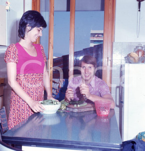 1971 JUVENTUS Pietro CARMIGNANI ritratto familiare NEGATIVO ORIGINALE Negativo originale a colori su pellicola.  E' SEVERAMENTE VIETATA LA RIPRODUZIONE.TUTTI I DIRITTI SONO RISERVATI.ICharta mette in vendita, sul negozio eBay e in esclusiva sul sito "icharta" il proprio archivio composto da numerose diapositive e negativi fotografici d'epoca, tutti originali e autentici.Si tratta di uno sguardo inedito sull'attualità, la politica, la vita quotidiana, il gossip e la cultura, che fotografa il cambiamento della nazione (e non solo) tra il 1890 ed il 1990 circa. Un'occasione unica per il mercato del collezionismo, che vede finalmente disponibile un archivio eccezionale per vastità, tematiche e condizioni, in un settore (il negativo fotografico e la diapositiva) di assoluta novità e dalle interessanti prospettive di investimento. CONDIZIONI:FAIR/discretoFORMATO: cm 6 x 6 originale e autentica 1