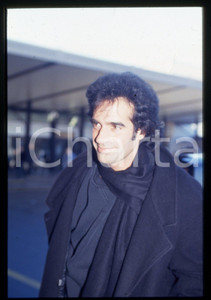 35mm vintage slide* 1995ca COSTUME David COPPERFIELD illusionista (34)  Diapositiva d'epoca, in formato 35 mm.                                                                   CONDIZIONI: GOODE' severamente vietata la riproduzione. Tutti i diritti sono riservati. ICharta mette in vendita, sul negozio eBay e in esclusiva sul sito "icharta" il proprio archivio composto da numerose diapositive e negativi fotografici d'epoca, tutti originali e autentici, che attraversano la storia del costume italiano tra gli la fine degli anni Sessanta e Novanta.Si tratta di uno sguardo inedito sull'attualit&agrave;, la politica, la vita quotidiana, il gossip e la cultura, che fotografa il cambiamento della nazione in quest'ultimo scorcio del XX secolo. Un'occasione unica per il mercato del collezionismo, che vede finalmente disponibile un archivio eccezionale per vastit&agrave;, tematiche e condizioni, in un settore (il negativo fotografico e la diapositiva) di assoluta novit&agrave; e dalle interessanti prospettive di investimento.  originale e autentica 1