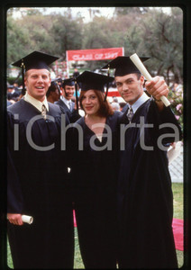 35mm vintage slide *1990ca BEVERLY HILLS 90210 Tori SPELLING Brian Austin GREEN  Diapositiva d'epoca, in formato 35 mm.Nella diapositiva appare anche Ian Ziering.CONDIZIONI: GOODE' severamente vietata la riproduzione. Tutti i diritti sono riservati. ICharta mette in vendita, sul negozio eBay e in esclusiva sul sito "icharta" il proprio archivio composto da numerose diapositive e negativi fotografici d'epoca, tutti originali e autentici, che attraversano la storia del costume italiano tra gli la fine degli anni Sessanta e Novanta.Si tratta di uno sguardo inedito sull'attualit&agrave;, la politica, la vita quotidiana, il gossip e la cultura, che fotografa il cambiamento della nazione in quest'ultimo scorcio del XX secolo. Un'occasione unica per il mercato del collezionismo, che vede finalmente disponibile un archivio eccezionale per vastit&agrave;, tematiche e condizioni, in un settore (il negativo fotografico e la diapositiva) di assoluta novit&agrave; e dalle interessanti prospettive di investimento.  originale e autentica 1