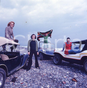 1971 CANTAGIRO i RICCHI E POVERI in spiaggia e dune buggy DIAPOSITIVA ORIGINALE Positivo fotografico originale d'epoca a colori su pellicola.  E' SEVERAMENTE VIETATA LA RIPRODUZIONE.TUTTI I DIRITTI SONO RISERVATI.ICharta mette in vendita, sul negozio eBay e in esclusiva sul sito "icharta" il proprio archivio composto da numerose diapositive e negativi fotografici d'epoca, tutti originali e autentici.Si tratta di uno sguardo inedito sull'attualità, la politica, la vita quotidiana, il gossip e la cultura, che fotografa il cambiamento della nazione (e non solo) tra il 1890 ed il 1990 circa. Un'occasione unica per il mercato del collezionismo, che vede finalmente disponibile un archivio eccezionale per vastità, tematiche e condizioni, in un settore (il negativo fotografico e la diapositiva) di assoluta novità e dalle interessanti prospettive di investimento. CONDIZIONI:FAIR/discretoFORMATO: cm 6 x 6 originale e autentica 1