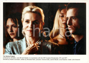 1999 THE VENICE PROJECT Victoria DUFFY Lauren BACALL Linus ROACHE Foto 21x14 cm Fotografia d'agenzia. CONDIZIONI: GFORMATO: 21x14 cm  originale e autentica 1