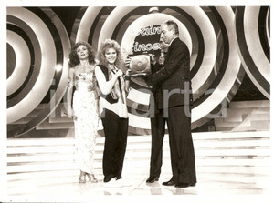 1986 SAINT VINCENT ESTATE Lena BIOLCATI ritira premio - Eleonora BRIGLIADORI 3 Fotografia. CONDIZIONI: G FORMATO: 24x18 cm  originale e autentica 1