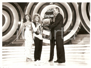 1986 SAINT VINCENT ESTATE Lena BIOLCATI ritira premio - Eleonora BRIGLIADORI 2 Fotografia. CONDIZIONI: G FORMATO: 24x18 cm  originale e autentica 1