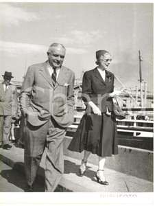 1953 PORTO DI GENOVA Clare BOOTHE LUCE ambasciatrice USA in visita ^Foto 18x24 Fotografia d'epoca. CONDIZIONI: G (ma piccole macchie in superficie; sovraimpressione al margine inferiore)FORMATO: 18x24 cm  originale e autentica 1
