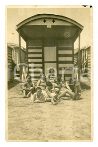 1920 ca LIDO DI VENEZIA Famiglia in posa davanti alla cabina - Foto 9x13 cm  Fotografia d'epoca in formato cartolina postale. CONDIZIONI:POOR/danneggiato Macchie, aloni e bruniture al recto, graffiFORMATO: 9x13 cm originale e autentica 1