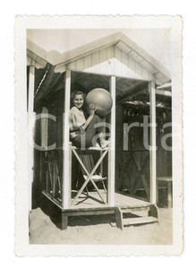 1935 FORTE DEI MARMI Ragazza con pallone da spiaggia - Foto 6x9 cm (1)  Fotografia d'epoca con didascalia al verso. CONDIZIONI:FAIR/discreto Lievi smussature agli angoliFORMATO: 6x9 cm originale e autentica 1