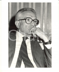 1985 ca DEMOCRAZIA CRISTIANA Ritratto di Giuseppe GLISENTI *Foto 20x25 Fotografia d'epoca.Fotografia scattata in occasione del convegno "Produrre per il mondo". CONDIZIONI: GFORMATO: 25x20 cm  originale e autentica 1