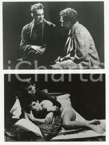 1995 BIENNALE TEATRO Angels in America - John FLETCH Joseph HAJ Lotto di 2 foto Lotto composto da due fotografie di agenzia. CONDIZIONI:FAIR/discreto Bassa qualità di stampaFORMATO: 18x12 originale e autentica 1