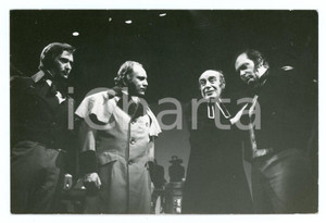 1990 ca CATANIA - TEATRO Ennio BALBO Turi FERRO in "Mastro Don Gesualdo" - Foto Fotografia di agenzia. CONDIZIONI:FAIR/discreto smussature agli angoli, lieve piegature al margine superioreFORMATO: 18x12 cm originale e autentica 1