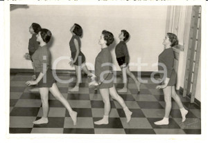 Fotografia d epoca originale 1954 MODENA Ginnastica correttiva ragazze prof. BONOLA Foto 3 1