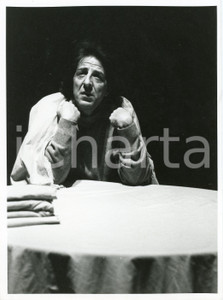 1988 ITALIA - TEATRO Giorgio GABER ne "Il Grigio" - Foto 17x24 cm (1) Fotografia di agenzia. CONDIZIONI:GOOD/buonoFORMATO: 17x24 cm originale e autentica 1