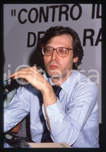 35mm vintage slide*1995ca COSTUME Vittorio SGARBI Ritratto critico d'arte (80) Diapositiva d'epoca, in formato 35 mm. CONDIZIONI: GOODE' severamente vietata la riproduzione. Tutti i diritti sono riservati. ICharta mette in vendita, sul negozio eBay e in esclusiva sul sito "icharta" il proprio archivio composto da numerose diapositive e negativi fotografici d'epoca, tutti originali e autentici, che attraversano la storia del costume italiano tra gli la fine degli anni Sessanta e Novanta.Si tratta di uno sguardo inedito sull'attualità, la politica, la vita quotidiana, il gossip e la cultura, che fotografa il cambiamento della nazione in quest'ultimo scorcio del XX secolo. Un'occasione unica per il mercato del collezionismo, che vede finalmente disponibile un archivio eccezionale per vastità, tematiche e condizioni, in un settore (il negativo fotografico e la diapositiva) di assoluta novità e dalle interessanti prospettive di investimento.  originale e autentica 1 35mm vintage slide*1995ca COSTUME Vittorio SGARBI Ritratto critico d'arte (80) Diapositiva d'epoca, in formato 35 mm. CONDIZIONI: GOODE' severamente vietata la riproduzione. Tutti i diritti sono riservati. ICharta mette in vendita, sul negozio eBay e in esclusiva sul sito "icharta" il proprio archivio composto da numerose diapositive e negativi fotografici d'epoca, tutti originali e autentici, che attraversano la storia del costume italiano tra gli la fine degli anni Sessanta e Novanta.Si tratta di uno sguardo inedito sull'attualità, la politica, la vita quotidiana, il gossip e la cultura, che fotografa il cambiamento della nazione in quest'ultimo scorcio del XX secolo. Un'occasione unica per il mercato del collezionismo, che vede finalmente disponibile un archivio eccezionale per vastità, tematiche e condizioni, in un settore (il negativo fotografico e la diapositiva) di assoluta novità e dalle interessanti prospettive di investimento.  originale e autentica 1