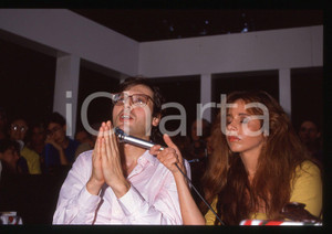 35mm vintage slide*1990 ca COSTUME Vittorio SGARBI con Patrizia LORI ritratto 2 Diapositiva d'epoca, in formato 35 mm. CONDIZIONI: GOODE' severamente vietata la riproduzione. Tutti i diritti sono riservati. ICharta mette in vendita, sul negozio eBay e in esclusiva sul sito "icharta" il proprio archivio composto da numerose diapositive e negativi fotografici d'epoca, tutti originali e autentici, che attraversano la storia del costume italiano tra gli la fine degli anni Sessanta e Novanta.Si tratta di uno sguardo inedito sull'attualità, la politica, la vita quotidiana, il gossip e la cultura, che fotografa il cambiamento della nazione in quest'ultimo scorcio del XX secolo. Un'occasione unica per il mercato del collezionismo, che vede finalmente disponibile un archivio eccezionale per vastità, tematiche e condizioni, in un settore (il negativo fotografico e la diapositiva) di assoluta novità e dalle interessanti prospettive di investimento.  originale e autentica 1 35mm vintage slide*1990 ca COSTUME Vittorio SGARBI con Patrizia LORI ritratto 2 Diapositiva d'epoca, in formato 35 mm. CONDIZIONI: GOODE' severamente vietata la riproduzione. Tutti i diritti sono riservati. ICharta mette in vendita, sul negozio eBay e in esclusiva sul sito "icharta" il proprio archivio composto da numerose diapositive e negativi fotografici d'epoca, tutti originali e autentici, che attraversano la storia del costume italiano tra gli la fine degli anni Sessanta e Novanta.Si tratta di uno sguardo inedito sull'attualità, la politica, la vita quotidiana, il gossip e la cultura, che fotografa il cambiamento della nazione in quest'ultimo scorcio del XX secolo. Un'occasione unica per il mercato del collezionismo, che vede finalmente disponibile un archivio eccezionale per vastità, tematiche e condizioni, in un settore (il negativo fotografico e la diapositiva) di assoluta novità e dalle interessanti prospettive di investimento.  originale e autentica 1