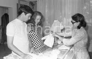 1967 VENEZIA Gene e Lynne  PITNEY  *NEGATIVO ORIGINALE 1 Negativo originale in bianco e nero su pellicola.  E' SEVERAMENTE VIETATA LA RIPRODUZIONE.TUTTI I DIRITTI SONO RISERVATI.ICharta mette in vendita, sul negozio eBay e in esclusiva sul sito "icharta" il proprio archivio composto da numerose diapositive e negativi fotografici d'epoca, tutti originali e autentici.Si tratta di uno sguardo inedito sull'attualità, la politica, la vita quotidiana, il gossip e la cultura, che fotografa il cambiamento della nazione (e non solo) tra il 1890 ed il 1990 circa. Un'occasione unica per il mercato del collezionismo, che vede finalmente disponibile un archivio eccezionale per vastità, tematiche e condizioni, in un settore (il negativo fotografico e la diapositiva) di assoluta novità e dalle interessanti prospettive di investimento. CONDIZIONI:FAIR/discretoFORMATO: 35mm originale e autentica 1