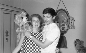 1967 VENEZIA Gene e Lynne  PITNEY  *NEGATIVO ORIGINALE 2 Negativo originale in bianco e nero su pellicola.  E' SEVERAMENTE VIETATA LA RIPRODUZIONE.TUTTI I DIRITTI SONO RISERVATI.ICharta mette in vendita, sul negozio eBay e in esclusiva sul sito "icharta" il proprio archivio composto da numerose diapositive e negativi fotografici d'epoca, tutti originali e autentici.Si tratta di uno sguardo inedito sull'attualità, la politica, la vita quotidiana, il gossip e la cultura, che fotografa il cambiamento della nazione (e non solo) tra il 1890 ed il 1990 circa. Un'occasione unica per il mercato del collezionismo, che vede finalmente disponibile un archivio eccezionale per vastità, tematiche e condizioni, in un settore (il negativo fotografico e la diapositiva) di assoluta novità e dalle interessanti prospettive di investimento. CONDIZIONI:FAIR/discretoFORMATO: 35mm originale e autentica 1