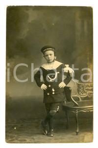 1910 ca MILANO Bimbo vestito da marinaretto REGIA MARINA Foto Lucio BELLAZZI Fotografia d'epoca in formato cartolina postale. Al verso timbro del fotografo e prove di scrittura.  CONDIZIONI:POOR/danneggiato Forellino all'angolo inferiore sinistro, smussature agli angoli, ondulature.FORMATO: 8x13 cm originale e autentica 1