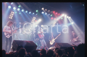 35mm vintage slide* 1985ca ITALIA MUSICA Biff BYFORD dei SAXON Live (3) Nella diapositiva compaiono anche Graham Oliver, Paul Quinn, Steven"Dobby" Dawson e Peter GillDiapositiva d'epoca, in formato 35 mm. CONDIZIONI: FAIR (la diapositiva presenta dei segni)E' severamente vietata la riproduzione. Tutti i diritti sono riservati. ICharta mette in vendita, sul negozio eBay e in esclusiva sul sito "icharta" il proprio archivio composto da numerose diapositive e negativi fotografici d'epoca, tutti originali e autentici, che attraversano la storia del costume italiano tra gli la fine degli anni Sessanta e Novanta.Si tratta di uno sguardo inedito sull'attualit&agrave;, la politica, la vita quotidiana, il gossip e la cultura, che fotografa il cambiamento della nazione in quest'ultimo scorcio del XX secolo. Un'occasione unica per il mercato del collezionismo, che vede finalmente disponibile un archivio eccezionale per vastit&agrave;, tematiche e condizioni, in un settore (il negativo fotografico e la diapositiva) di assoluta novit&agrave; e dalle interessanti prospettive di investimento.  originale e autentica 1