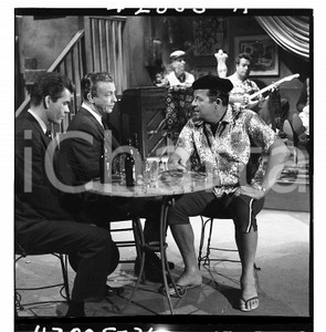 1960 JACK CARSON attore, foto di scena *NEGATIVO ORIGINALE Negativo originale d'epoca in bianco e nero su pellicola.  E' SEVERAMENTE VIETATA LA RIPRODUZIONE.TUTTI I DIRITTI SONO RISERVATI.ICharta mette in vendita, sul negozio eBay e in esclusiva sul sito "icharta" il proprio archivio composto da numerose diapositive e negativi fotografici d'epoca, tutti originali e autentici.Si tratta di uno sguardo inedito sull'attualità, la politica, la vita quotidiana, il gossip e la cultura, che fotografa il cambiamento della nazione (e non solo) tra il 1890 ed il 1990 circa. Un'occasione unica per il mercato del collezionismo, che vede finalmente disponibile un archivio eccezionale per vastità, tematiche e condizioni, in un settore (il negativo fotografico e la diapositiva) di assoluta novità e dalle interessanti prospettive di investimento. CONDIZIONI:FAIR/discretoFORMATO: cm 6 x 6 originale e autentica 1