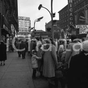 1959 CHICAGO STATE LAKE THEATER Folla per film Walt Disney *NEGATIVO ORIGINALE 1 8 marzo 1959 Spettatori in fila per la proiezione de "La bella addormentata"Negativo originale d'epoca in bianco e nero su pellicola.  E' SEVERAMENTE VIETATA LA RIPRODUZIONE.TUTTI I DIRITTI SONO RISERVATI.ICharta mette in vendita, sul negozio eBay e in esclusiva sul sito "icharta" il proprio archivio composto da numerose diapositive e negativi fotografici d'epoca, tutti originali e autentici.Si tratta di uno sguardo inedito sull'attualità, la politica, la vita quotidiana, il gossip e la cultura, che fotografa il cambiamento della nazione (e non solo) tra il 1890 ed il 1990 circa. Un'occasione unica per il mercato del collezionismo, che vede finalmente disponibile un archivio eccezionale per vastità, tematiche e condizioni, in un settore (il negativo fotografico e la diapositiva) di assoluta novità e dalle interessanti prospettive di investimento. CONDIZIONI:FAIR/discreto Lievi difetti trattandosi di pellicola rozzamente rifilata all'origineFORMATO: cm 6 x 6 originale e autentica 1