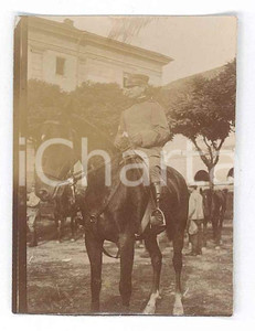 Fotografia d epoca originale 1917 WW1 ZONA DI GUERRA Ufficiale italiano a cavallo in caserma Foto 4x6 1