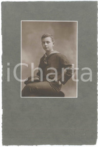1910 ca MILANO Ragazzo vestito alla marinara - Ritratto (2) Foto GUIGONI & BOSSI Fotografia originale d'epoca, su cartoncino morbido.Velina protettiva originale. CONDIZIONI:GOOD/buonoFORMATO: 16x25 cm originale e autentica 1