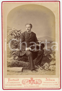 1880 ROMA Ritratto di gentiluomo con cilindro - Foto SCHEMBOCHE 10x16 cm Fotografia d'epoca, montata su cartoncino morbido. CONDIZIONI:FAIR/discreto Cartoncino lievemente ondulato, lievi brunitureFORMATO: 10x16 cm  originale e autentica 1