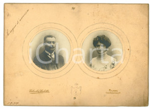 1909 MILANO Marito e moglie - Ritratto di coppia - Foto COLOMBO E CORBETTA Fotografia d'epoca, montata su cartoncino rigido. CONDIZIONI:POOR/danneggiato Aloni diffusi, lieve ondulatura al cartoncino, forellini da affissione al margine superiore e inferioreFORMATO: 23x16 cm  originale e autentica 1