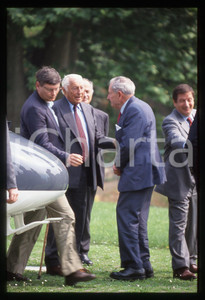 35mm vintage slide* 1995 BILDERBERG Gianni AGNELLI David ROCKEFELLER (1)   Diapositiva d'epoca, in formato 35 mm. CONDIZIONI: GOOD ICharta mette in vendita, sul negozio eBay e in esclusiva sul sito "icharta" il proprio archivio composto da numerose diapositive e negativi fotografici d'epoca, tutti originali e autentici, che attraversano la storia del costume italiano tra gli la fine degli anni Sessanta e Novanta.Si tratta di uno sguardo inedito sull'attualità, la politica, la vita quotidiana, il gossip e la cultura, che fotografa il cambiamento della nazione in quest'ultimo scorcio del XX secolo. Un'occasione unica per il mercato del collezionismo, che vede finalmente disponibile un archivio eccezionale per vastità, tematiche e condizioni, in un settore (il negativo fotografico e la diapositiva) di assoluta novità e dalle interessanti prospettive di investimento.  originale e autentica 1 35mm vintage slide* 1995 BILDERBERG Gianni AGNELLI David ROCKEFELLER (1)   Diapositiva d'epoca, in formato 35 mm. CONDIZIONI: GOOD ICharta mette in vendita, sul negozio eBay e in esclusiva sul sito "icharta" il proprio archivio composto da numerose diapositive e negativi fotografici d'epoca, tutti originali e autentici, che attraversano la storia del costume italiano tra gli la fine degli anni Sessanta e Novanta.Si tratta di uno sguardo inedito sull'attualità, la politica, la vita quotidiana, il gossip e la cultura, che fotografa il cambiamento della nazione in quest'ultimo scorcio del XX secolo. Un'occasione unica per il mercato del collezionismo, che vede finalmente disponibile un archivio eccezionale per vastità, tematiche e condizioni, in un settore (il negativo fotografico e la diapositiva) di assoluta novità e dalle interessanti prospettive di investimento.  originale e autentica 1
