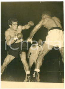 Fotografia d epoca originale 1956 MILANO  PUGILATO Duilio LOI attacca Orlando ZULUETA Foto 13x18 cm 1