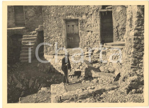 Fotografia d epoca originale 1960 ca COSTUME  ANTICOLI CORRADO RM Anziano a passeggio Foto 12x8 cm 1