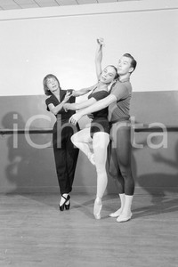 1957 CHICAGO OPERA BALLET Ruth Page, Barbara Steele, Kenneth Jhonson *NEGATIVE Negativo originale d'epoca in bianco e nero su pellicola.  E' SEVERAMENTE VIETATA LA RIPRODUZIONE.TUTTI I DIRITTI SONO RISERVATI.ICharta mette in vendita, sul negozio eBay e in esclusiva sul sito "icharta" il proprio archivio composto da numerose diapositive e negativi fotografici d'epoca, tutti originali e autentici.Si tratta di uno sguardo inedito sull'attualità, la politica, la vita quotidiana, il gossip e la cultura, che fotografa il cambiamento della nazione (e non solo) tra il 1890 ed il 1990 circa. Un'occasione unica per il mercato del collezionismo, che vede finalmente disponibile un archivio eccezionale per vastità, tematiche e condizioni, in un settore (il negativo fotografico e la diapositiva) di assoluta novità e dalle interessanti prospettive di investimento. CONDIZIONI:FAIR/discretoFORMATO: 35mm originale e autentica 1
