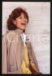 35mm vintage slide* 1990ca FESTIVAL CANNES Lea MASSARI Ritratto dell'attrice 22  Diapositiva d'epoca, in formato 35 mm. CONDIZIONI: GOOD Tutti i diritti riservati.E' severamente vietata la riproduzione. ICharta mette in vendita, sul negozio eBay e in esclusiva sul sito "icharta" il proprio archivio composto da numerose diapositive e negativi fotografici d'epoca, tutti originali e autentici, che attraversano la storia del costume italiano tra gli la fine degli anni Sessanta e Novanta.Si tratta di uno sguardo inedito sull'attualit&agrave;, la politica, la vita quotidiana, il gossip e la cultura, che fotografa il cambiamento della nazione in quest'ultimo scorcio del XX secolo. Un'occasione unica per il mercato del collezionismo, che vede finalmente disponibile un archivio eccezionale per vastit&agrave;, tematiche e condizioni, in un settore (il negativo fotografico e la diapositiva) di assoluta novit&agrave; e dalle interessanti prospettive di investimento.  originale e autentica 1