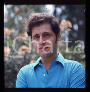 1970ca JOE DASSIN ritratto *DIAPOSITIVA ORIGINALE AUTENTICA cm 6x6 Diapositiva originale d'epoca a colori su pellicola  E' SEVERAMENTE VIETATA LA RIPRODUZIONE.TUTTI I DIRITTI SONO RISERVATI.ICharta mette in vendita, sul negozio eBay e in esclusiva sul sito "icharta" il proprio archivio composto da numerose diapositive e negativi fotografici d'epoca, tutti originali e autentici.Si tratta di uno sguardo inedito sull'attualità, la politica, la vita quotidiana, il gossip e la cultura, che fotografa il cambiamento della nazione (e non solo) tra il 1890 ed il 1990 circa. Un'occasione unica per il mercato del collezionismo, che vede finalmente disponibile un archivio eccezionale per vastità, tematiche e condizioni, in un settore (il negativo fotografico e la diapositiva) di assoluta novità e dalle interessanti prospettive di investimento. CONDIZIONI:FAIR/discretoFORMATO: cm 6 x 6 originale e autentica 1