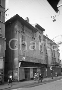 1962 BRESCIA contrada S. Croce - c.so Palestro NEGATIVO ORIGINALE 1 Nel negativo l'area per costruzione sede Banca Popolare di NovaraNegativo originale in bianco e nero su pellicola.  E' SEVERAMENTE VIETATA LA RIPRODUZIONE.TUTTI I DIRITTI SONO RISERVATI.ICharta mette in vendita, sul negozio eBay e in esclusiva sul sito "icharta" il proprio archivio composto da numerose diapositive e negativi fotografici d'epoca, tutti originali e autentici.Si tratta di uno sguardo inedito sull'attualità, la politica, la vita quotidiana, il gossip e la cultura, che fotografa il cambiamento della nazione (e non solo) tra il 1890 ed il 1990 circa. Un'occasione unica per il mercato del collezionismo, che vede finalmente disponibile un archivio eccezionale per vastità, tematiche e condizioni, in un settore (il negativo fotografico e la diapositiva) di assoluta novità e dalle interessanti prospettive di investimento. CONDIZIONI:FAIR/discretoFORMATO: cm 6 x 9 originale e autentica 1