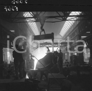 1954 BRESCIA colata alla fonderia Innocenti Sant'Eustacchio NEGATIVO ORIGINALE 2 Negativo originale in bianco e nero su pellicola.  E' SEVERAMENTE VIETATA LA RIPRODUZIONE.TUTTI I DIRITTI SONO RISERVATI.ICharta mette in vendita, sul negozio eBay e in esclusiva sul sito "icharta" il proprio archivio composto da numerose diapositive e negativi fotografici d'epoca, tutti originali e autentici.Si tratta di uno sguardo inedito sull'attualità, la politica, la vita quotidiana, il gossip e la cultura, che fotografa il cambiamento della nazione (e non solo) tra il 1890 ed il 1990 circa. Un'occasione unica per il mercato del collezionismo, che vede finalmente disponibile un archivio eccezionale per vastità, tematiche e condizioni, in un settore (il negativo fotografico e la diapositiva) di assoluta novità e dalle interessanti prospettive di investimento. CONDIZIONI:FAIR/discretoFORMATO: cm 6 x 6 originale e autentica 1