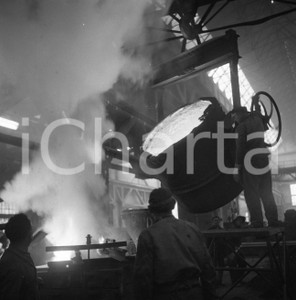 1954 BRESCIA colata alla fonderia Innocenti Sant'Eustacchio NEGATIVO ORIGINALE 1 Negativo originale in bianco e nero su pellicola.  E' SEVERAMENTE VIETATA LA RIPRODUZIONE.TUTTI I DIRITTI SONO RISERVATI.ICharta mette in vendita, sul negozio eBay e in esclusiva sul sito "icharta" il proprio archivio composto da numerose diapositive e negativi fotografici d'epoca, tutti originali e autentici.Si tratta di uno sguardo inedito sull'attualità, la politica, la vita quotidiana, il gossip e la cultura, che fotografa il cambiamento della nazione (e non solo) tra il 1890 ed il 1990 circa. Un'occasione unica per il mercato del collezionismo, che vede finalmente disponibile un archivio eccezionale per vastità, tematiche e condizioni, in un settore (il negativo fotografico e la diapositiva) di assoluta novità e dalle interessanti prospettive di investimento. CONDIZIONI:FAIR/discretoFORMATO: cm 6 x 6 originale e autentica 1