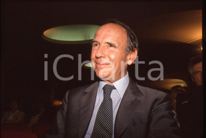 35mm vintage slide* 1990 ca COSTUME Principe Sadruddin AGA KHAN - Ritratto (1)  Diapositiva d'epoca, in formato 35 mm. CONDIZIONI: GOOD  Tutti i diritti riservati.E' severamente vietata la riproduzione. ICharta mette in vendita, sul negozio eBay e in esclusiva sul sito "icharta" il proprio archivio composto da numerose diapositive e negativi fotografici d'epoca, tutti originali e autentici, che attraversano la storia del costume italiano tra gli la fine degli anni Sessanta e Novanta.Si tratta di uno sguardo inedito sull'attualit&agrave;, la politica, la vita quotidiana, il gossip e la cultura, che fotografa il cambiamento della nazione in quest'ultimo scorcio del XX secolo. Un'occasione unica per il mercato del collezionismo, che vede finalmente disponibile un archivio eccezionale per vastit&agrave;, tematiche e condizioni, in un settore (il negativo fotografico e la diapositiva) di assoluta novit&agrave; e dalle interessanti prospettive di investimento.  originale e autentica 1