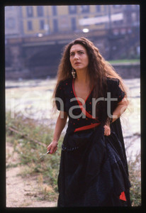 35mm vintage slide*1991 IL COMMISSARIO CORSO - NOTTE DI LUNA Rosa Di BRIGIDA 24  Diapositiva d'epoca, in formato 35 mm.CONDIZIONI: GOODE' severamente vietata la riproduzione. Tutti i diritti sono riservati. ICharta mette in vendita, sul negozio eBay e in esclusiva sul sito "icharta" il proprio archivio composto da numerose diapositive e negativi fotografici d'epoca, tutti originali e autentici, che attraversano la storia del costume italiano tra gli la fine degli anni Sessanta e Novanta.Si tratta di uno sguardo inedito sull'attualità, la politica, la vita quotidiana, il gossip e la cultura, che fotografa il cambiamento della nazione in quest'ultimo scorcio del XX secolo. Un'occasione unica per il mercato del collezionismo, che vede finalmente disponibile un archivio eccezionale per vastità, tematiche e condizioni, in un settore (il negativo fotografico e la diapositiva) di assoluta novità e dalle interessanti prospettive di investimento.  originale e autentica 1 35mm vintage slide*1991 IL COMMISSARIO CORSO - NOTTE DI LUNA Rosa Di BRIGIDA 24  Diapositiva d'epoca, in formato 35 mm.CONDIZIONI: GOODE' severamente vietata la riproduzione. Tutti i diritti sono riservati. ICharta mette in vendita, sul negozio eBay e in esclusiva sul sito "icharta" il proprio archivio composto da numerose diapositive e negativi fotografici d'epoca, tutti originali e autentici, che attraversano la storia del costume italiano tra gli la fine degli anni Sessanta e Novanta.Si tratta di uno sguardo inedito sull'attualità, la politica, la vita quotidiana, il gossip e la cultura, che fotografa il cambiamento della nazione in quest'ultimo scorcio del XX secolo. Un'occasione unica per il mercato del collezionismo, che vede finalmente disponibile un archivio eccezionale per vastità, tematiche e condizioni, in un settore (il negativo fotografico e la diapositiva) di assoluta novità e dalle interessanti prospettive di investimento.  originale e autentica 1