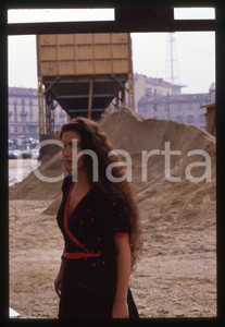 35mm vintage slide*1991 IL COMMISSARIO CORSO - NOTTE DI LUNA Rosa Di BRIGIDA 23  Diapositiva d'epoca, in formato 35 mm.CONDIZIONI: GOODE' severamente vietata la riproduzione. Tutti i diritti sono riservati. ICharta mette in vendita, sul negozio eBay e in esclusiva sul sito "icharta" il proprio archivio composto da numerose diapositive e negativi fotografici d'epoca, tutti originali e autentici, che attraversano la storia del costume italiano tra gli la fine degli anni Sessanta e Novanta.Si tratta di uno sguardo inedito sull'attualit&agrave;, la politica, la vita quotidiana, il gossip e la cultura, che fotografa il cambiamento della nazione in quest'ultimo scorcio del XX secolo. Un'occasione unica per il mercato del collezionismo, che vede finalmente disponibile un archivio eccezionale per vastit&agrave;, tematiche e condizioni, in un settore (il negativo fotografico e la diapositiva) di assoluta novit&agrave; e dalle interessanti prospettive di investimento.  originale e autentica 1