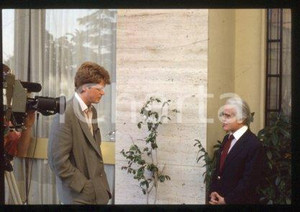 35mm vintage slide* 1985 NBC NEWS Charles SPENCER Jack VALENTI (12)   Diapositiva d'epoca, in formato 35 mm.CONDIZIONI: GOODE' severamente vietata la riproduzione. Tutti i diritti sono riservati.Nella diapositiva ICharta mette in vendita, sul negozio eBay e in esclusiva sul sito "icharta" il proprio archivio composto da numerose diapositive e negativi fotografici d'epoca, tutti originali e autentici, che attraversano la storia del costume italiano tra gli la fine degli anni Sessanta e Novanta.Si tratta di uno sguardo inedito sull'attualit&agrave;, la politica, la vita quotidiana, il gossip e la cultura, che fotografa il cambiamento della nazione in quest'ultimo scorcio del XX secolo. Un'occasione unica per il mercato del collezionismo, che vede finalmente disponibile un archivio eccezionale per vastit&agrave;, tematiche e condizioni, in un settore (il negativo fotografico e la diapositiva) di assoluta novit&agrave; e dalle interessanti prospettive di investimento.  CONDIZIONI:FAIR/discreto originale e autentica 1