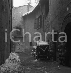 1949 BRESCIA vicolo San Clemente sotto la neve NEGATIVO ORIGINALE 1 Negativo originale in bianco e nero su pellicola.  E' SEVERAMENTE VIETATA LA RIPRODUZIONE.TUTTI I DIRITTI SONO RISERVATI.ICharta mette in vendita, sul negozio eBay e in esclusiva sul sito "icharta" il proprio archivio composto da numerose diapositive e negativi fotografici d'epoca, tutti originali e autentici.Si tratta di uno sguardo inedito sull'attualità, la politica, la vita quotidiana, il gossip e la cultura, che fotografa il cambiamento della nazione (e non solo) tra il 1890 ed il 1990 circa. Un'occasione unica per il mercato del collezionismo, che vede finalmente disponibile un archivio eccezionale per vastità, tematiche e condizioni, in un settore (il negativo fotografico e la diapositiva) di assoluta novità e dalle interessanti prospettive di investimento. CONDIZIONI:FAIR/discretoFORMATO: cm 6 x 6 originale e autentica 1