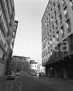 1968 BRESCIA palazzi del boom edilizio in via Einaudi NEGATIVO ORIGINALE 4 Negativo originale in bianco e nero su pellicola.  E' SEVERAMENTE VIETATA LA RIPRODUZIONE.TUTTI I DIRITTI SONO RISERVATI.ICharta mette in vendita, sul negozio eBay e in esclusiva sul sito "icharta" il proprio archivio composto da numerose diapositive e negativi fotografici d'epoca, tutti originali e autentici.Si tratta di uno sguardo inedito sull'attualità, la politica, la vita quotidiana, il gossip e la cultura, che fotografa il cambiamento della nazione (e non solo) tra il 1890 ed il 1990 circa. Un'occasione unica per il mercato del collezionismo, che vede finalmente disponibile un archivio eccezionale per vastità, tematiche e condizioni, in un settore (il negativo fotografico e la diapositiva) di assoluta novità e dalle interessanti prospettive di investimento. CONDIZIONI:FAIR/discretoFORMATO: cm 6 x 7 originale e autentica 1