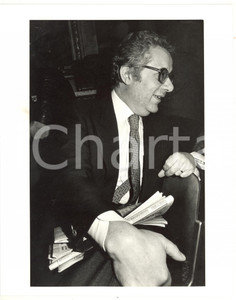 1985 ca MILANO Ritratto di Luigi VENEGONI - Fotografia 20x25 cm Fotografia d'epoca. CONDIZIONI: G (ma minima macchia al margine sinistro)FORMATO: 20x25 cm  originale e autentica 1