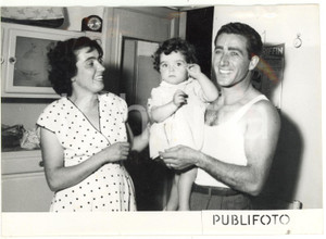 Fotografia d epoca originale 1954 GENOVA  TOTIP Vincitore Michele GENERALE con la famiglia Foto 18x13 1