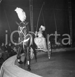 1953 BRESCIA Circo Darix Togni numero equestre in pista NEGATIVO ORIGINALE 3 Nel negativo il Circo Darix TogniNegativo originale in bianco e nero su pellicola.  E' SEVERAMENTE VIETATA LA RIPRODUZIONE.TUTTI I DIRITTI SONO RISERVATI.ICharta mette in vendita, sul negozio eBay e in esclusiva sul sito "icharta" il proprio archivio composto da numerose diapositive e negativi fotografici d'epoca, tutti originali e autentici.Si tratta di uno sguardo inedito sull'attualità, la politica, la vita quotidiana, il gossip e la cultura, che fotografa il cambiamento della nazione (e non solo) tra il 1890 ed il 1990 circa. Un'occasione unica per il mercato del collezionismo, che vede finalmente disponibile un archivio eccezionale per vastità, tematiche e condizioni, in un settore (il negativo fotografico e la diapositiva) di assoluta novità e dalle interessanti prospettive di investimento. CONDIZIONI:FAIR/discretoFORMATO: cm 6 x 6 originale e autentica 1